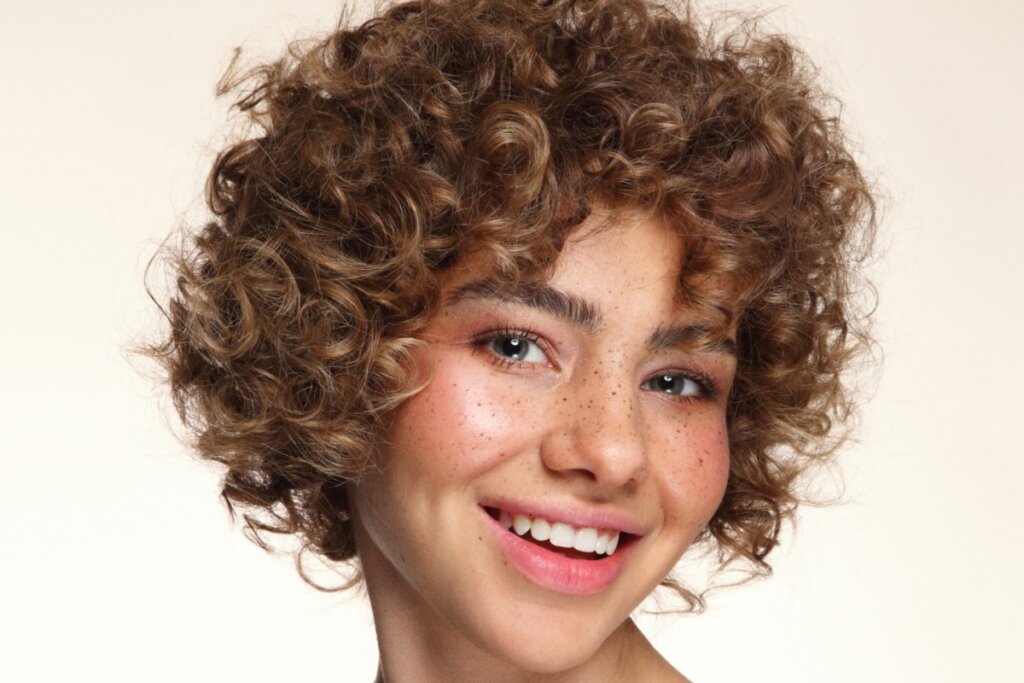 O blush rosado dá um ar de saúde e elegância à maquiagem (Imagem: Olga Ekaterincheva | Shutterstock)