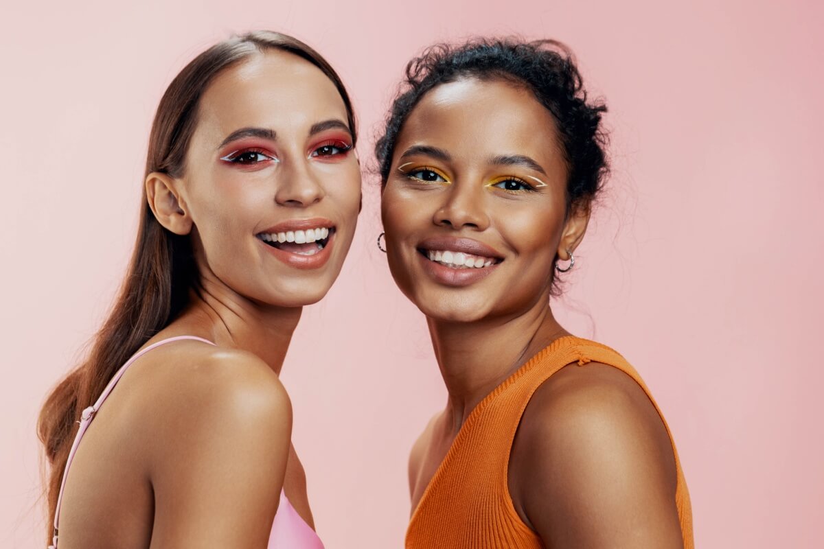 Para que a maquiagem dure o dia todo, é necessário preparar a pele e apostar em produtos de alta fixação (Imagem: ShotPrime Studio | Shutterstock)