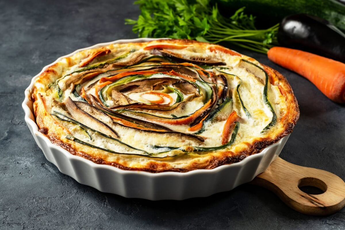 Quiche de berinjela, abobrinha e cenoura (Imagem: beaulaz | Shutterstock)