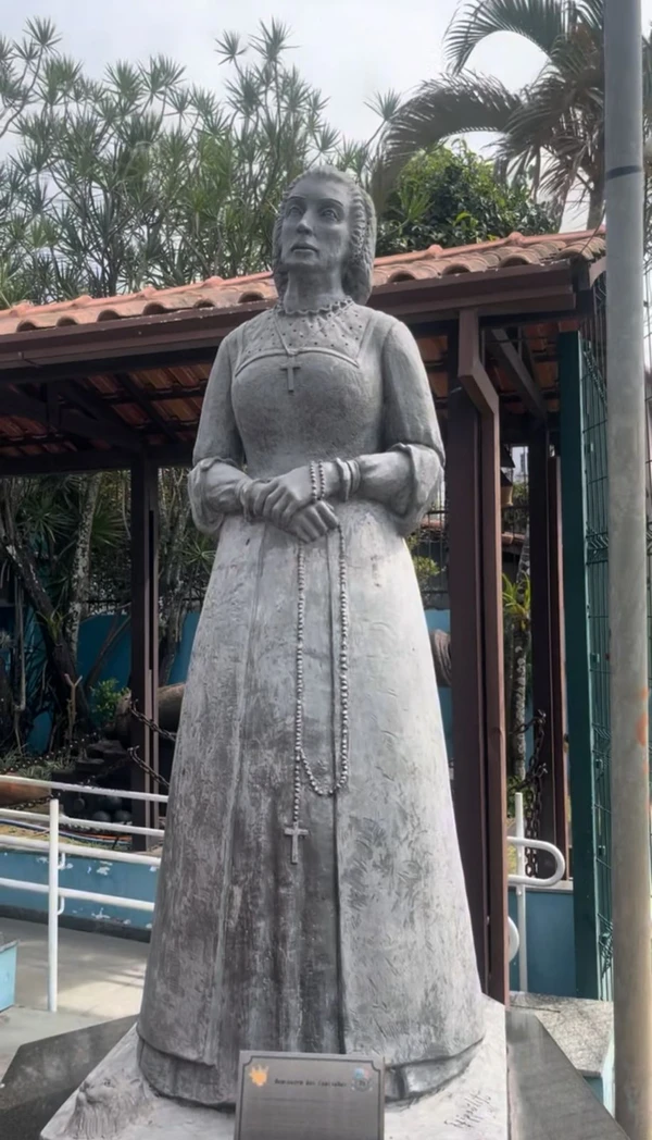 Estátua de Luiza Grinalda localizada na Casa da Memória.