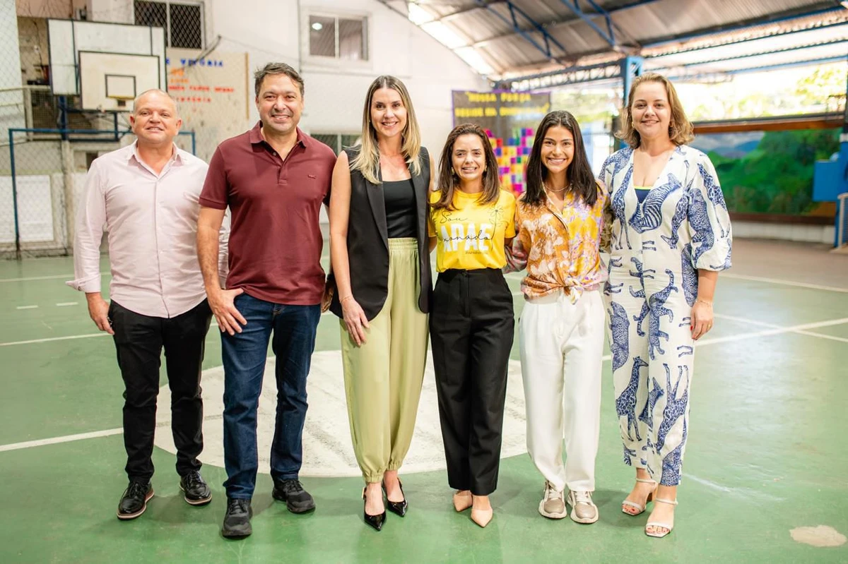 Gestores do Shopping Vitória, Cicero Nobre, Raphael Brotto e Letícia Dalvi com  Letícia Coutinho, coordenadora da Apae Vitória, Ana Maria Buaiz, voluntária da Apae, e Luzimara Varela, supervisora administrativa da Apae.