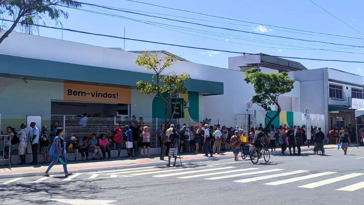 Muita fila e atraso na esperada reinauguração do Restaurante Popular de Vitória 