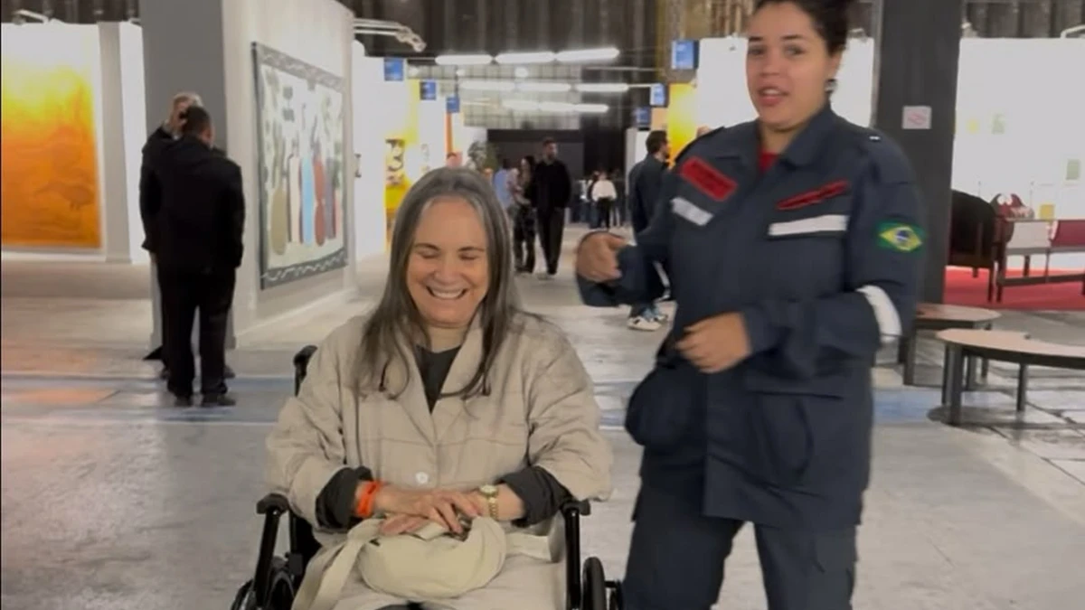 Regina Duarte tranquiliza fãs após aparecer em cadeira de rodas durante evento