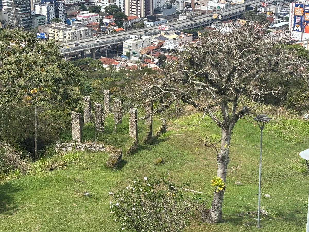 Ruínas do local onde os escravizados moravam podem ser vistas do Convento da Penha.