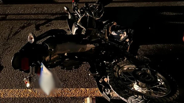 Condutor da moto morreu no local; no carro estavam um homem, uma mulher e uma criança, e foram encaminhados ao Pronto Atendimento do município