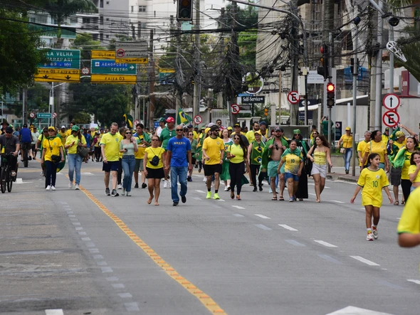 Apoiadores do ex-presidente Jair Bolsonaro atravessam a Terceira Ponte pedindo anistia ao ex-mandatário por Carlos Alberto Silva