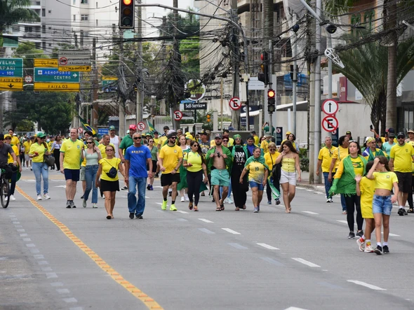 Apoiadores do ex-presidente Jair Bolsonaro atravessam a Terceira Ponte pedindo anistia ao ex-mandatário por Carlos Alberto Silva