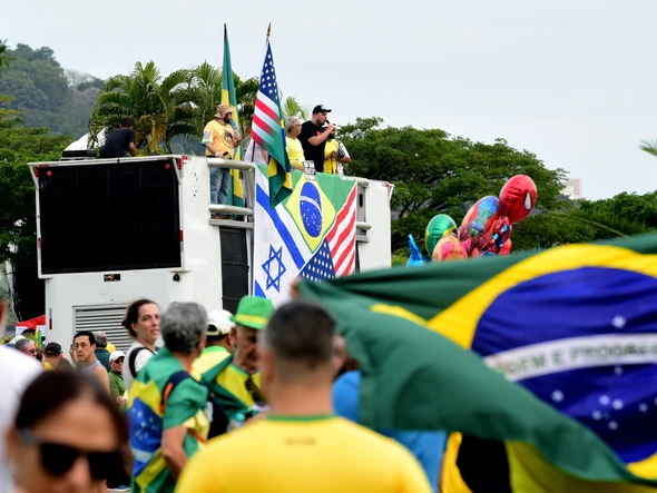 Apoiadores do ex-presidente Jair Bolsonaro atravessam a Terceira Ponte pedindo anistia ao ex-mandatário por Carlos Alberto Silva