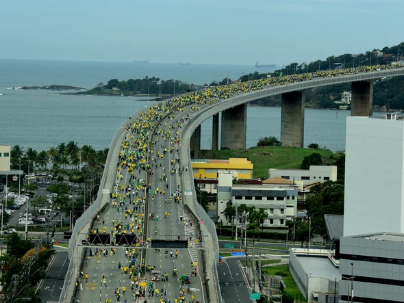 Apoiadores do ex-presidente Jair Bolsonaro atravessam a Terceira Ponte pedindo anistia ao ex-mandatário por Carlos Alberto Silva