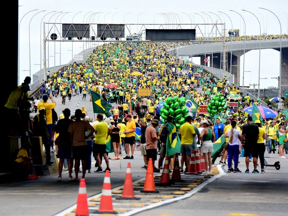 Apoiadores do ex-presidente Jair Bolsonaro atravessam a Terceira Ponte pedindo anistia ao ex-mandatário por Carlos Alberto Silva