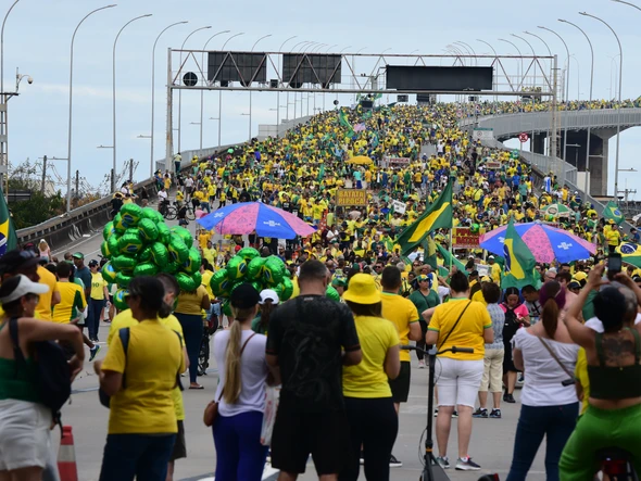 Apoiadores do ex-presidente Jair Bolsonaro atravessam a Terceira Ponte pedindo anistia ao ex-mandatário por Carlos Alberto Silva