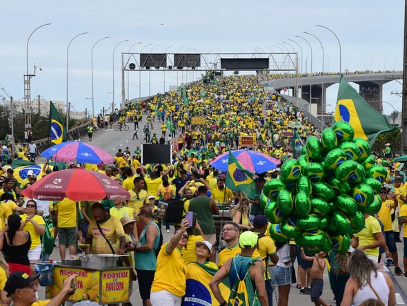 Apoiadores do ex-presidente Jair Bolsonaro atravessam a Terceira Ponte pedindo anistia  ao ex-mandatário por Carlos Alberto Silva