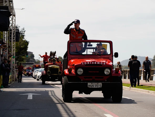 Desfile do 7 de Setembro na Avenida Beira-Mar, em Vitória por Fernando Madeira
