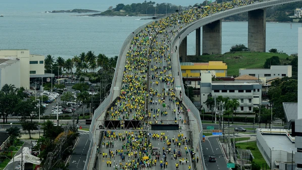 Manifestantes começaram a concentração no início da tarde deste domingo (7)