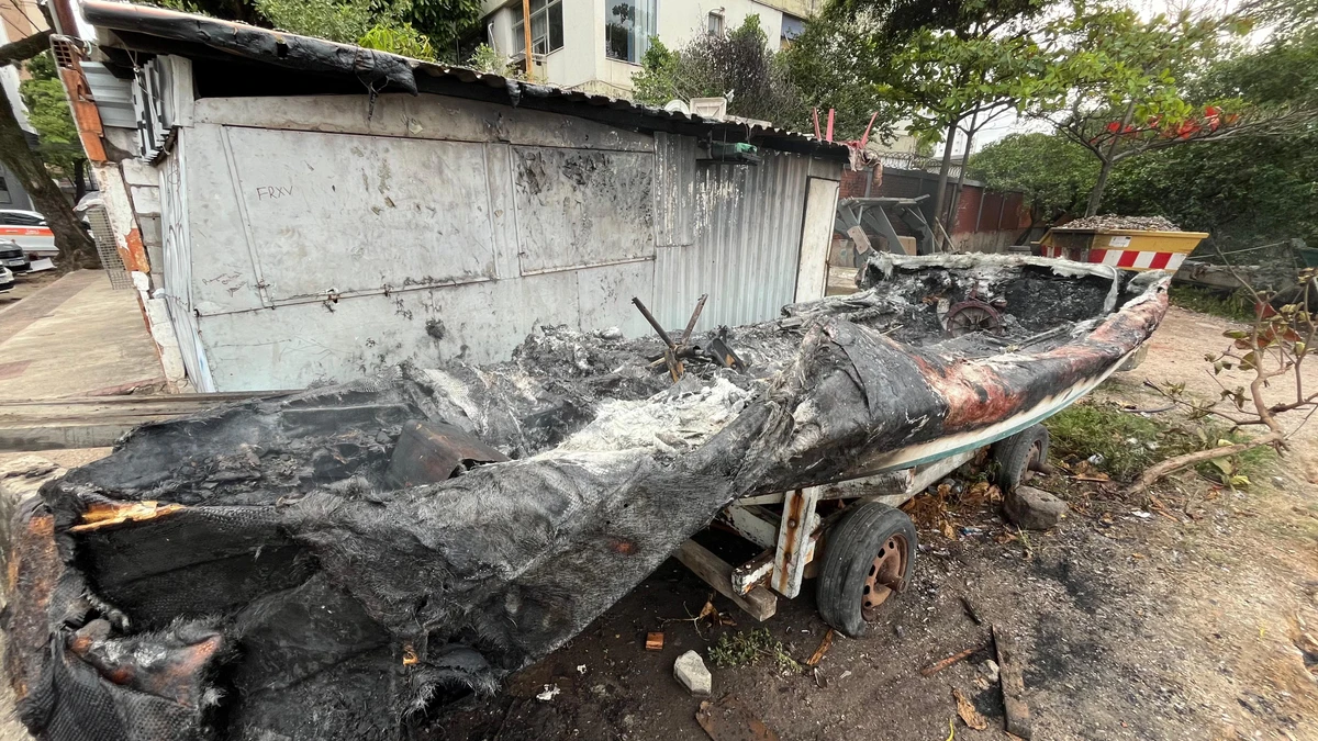 Lancha pega fogo no Canal de Camburi, em Vitória