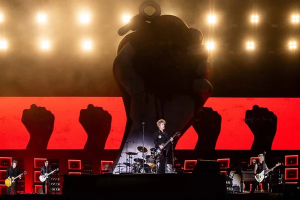  Green Day empilha clássicos em apresentação no palco Skyline