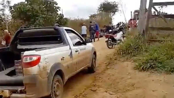 A vítima teria ido ao local para entregar o filho do suspeito, que, após colocar a criança em seu automóvel, teria pegado um facão e começado a golpear o homem