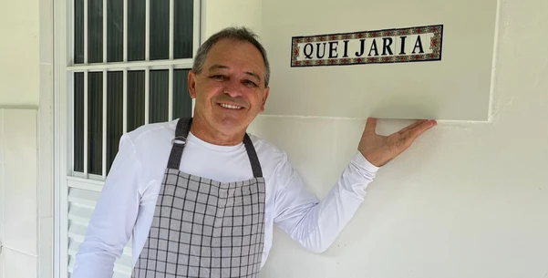 Tião Barbosa é mestre queijeiro da Queijaria Pedrazul. Crédito: divulgação