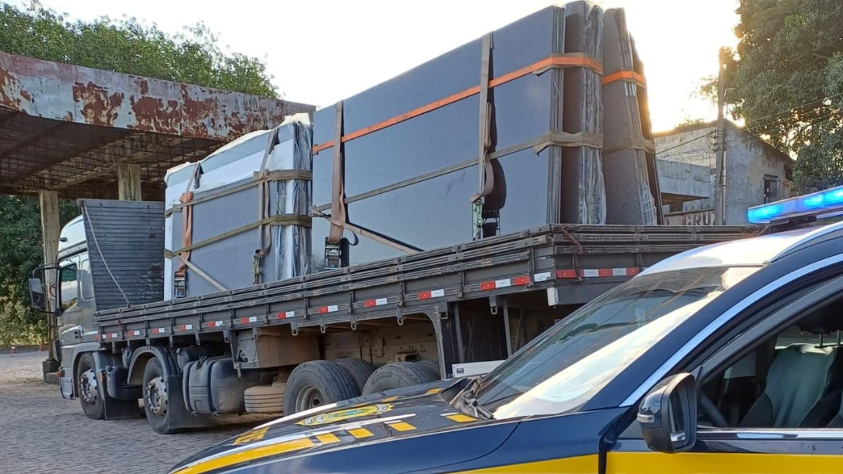 Caminhão transportava 31 toneladas de granito na BR 101 em Mimoso do Sul