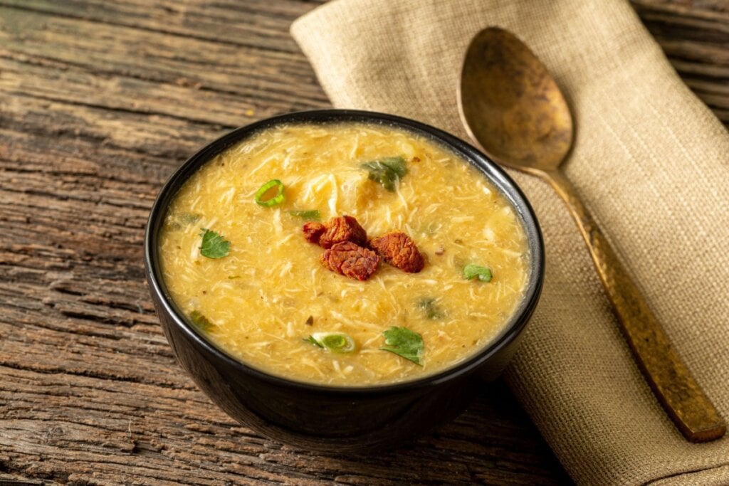 Caldo de mandioca com frango (Imagem: Estudio Originar | Shutterstock)