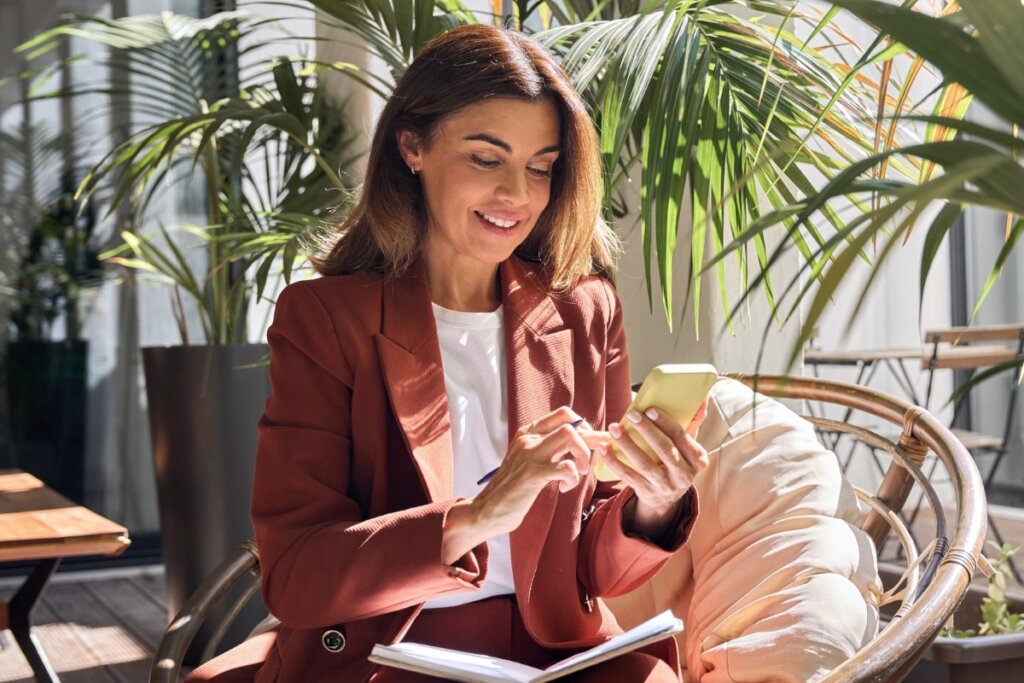 É preciso utilizar o celular pessoal com moderação durante o expediente (Imagem: insta_photos | Shutterstock) 