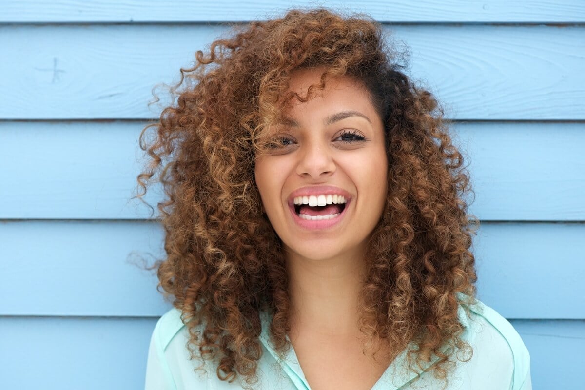 Rotina de cuidados mantém os cabelos crespos e cacheados bonitos (Imagem: mimagephotography | Shutterstock)