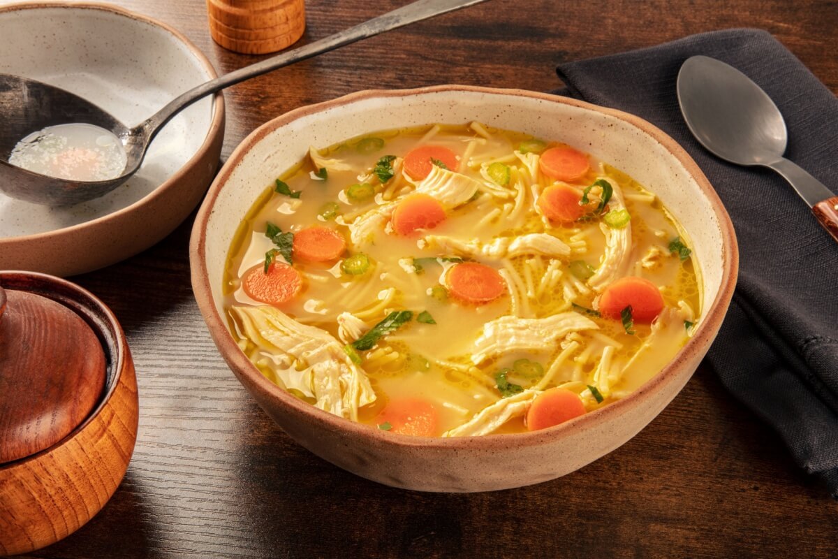 Sopa de frango com cenoura e macarrão (Imagem: Cook Shoots Food | Shutterstock)