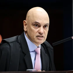 Relator diz ver indícios de que deputado buscou instabilidade para pressionar STF a livrar ex-presidente; filho de Jair Bolsonaro afirma haver perseguição