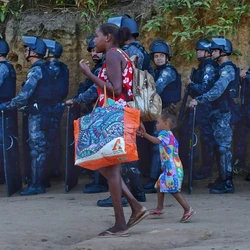 A retirada dos moradores de Vila Esperança obedece a uma decisão judicial, após uma longa batalha jurídica e protestos nas ruas da Grande Vitória.