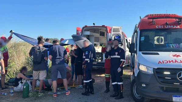 Queda ocorreu na tarde de terça-feira (9) e mobilizou equipes do Samu/192 e do Notaer; estrangeiro de 45 anos foi levado de helicóptero para um hospital em Vitória
