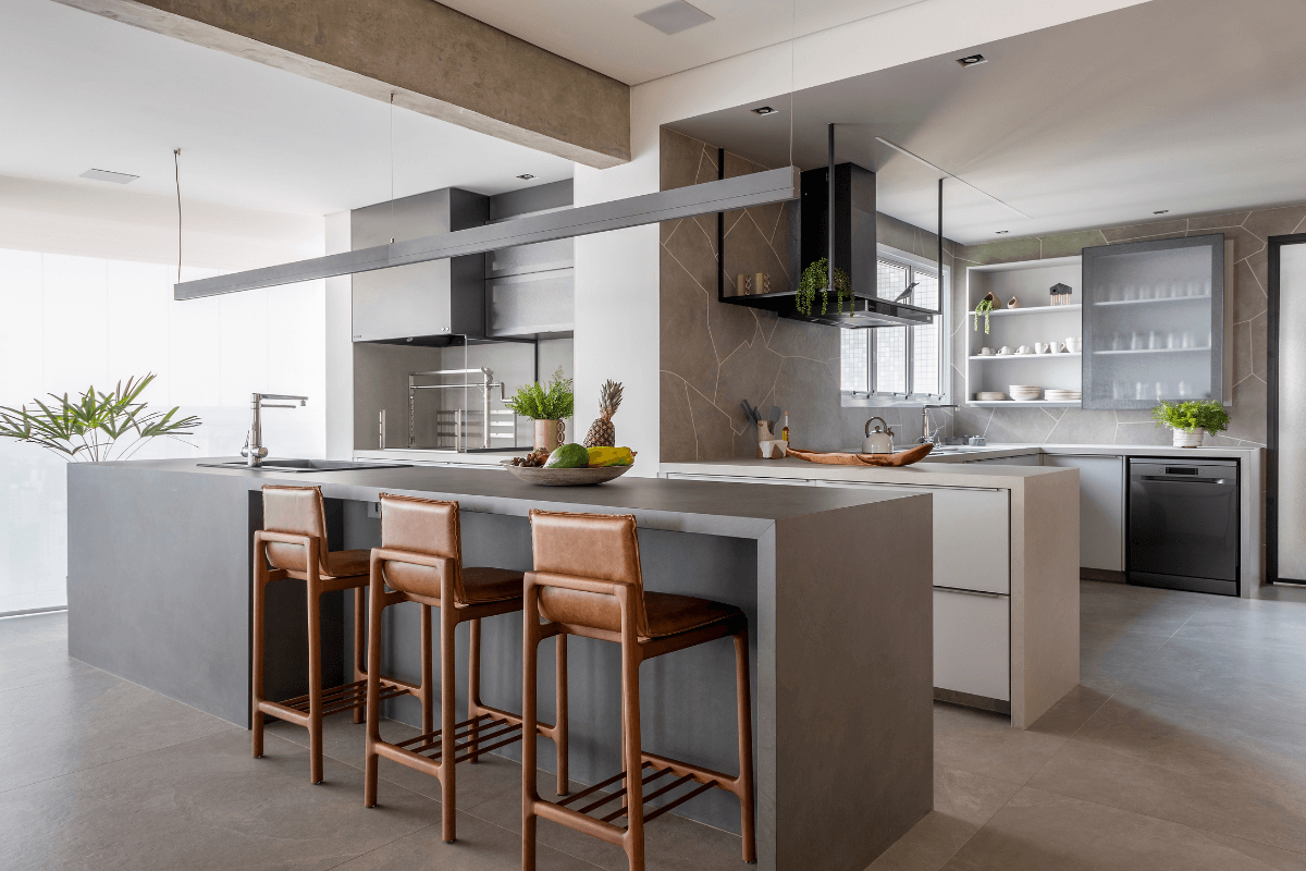 A bancada é um elemento versátil e funcional no ambiente (Projeto: Rawi Arquitetura + Design | Imagem: Rafael Renzo) 