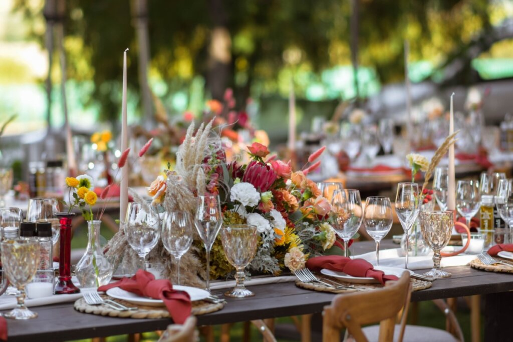 A primavera possibilita maior variedade de flores e plantas para a decoração do casamento (Imagem: Kuboo | Shutterstock)