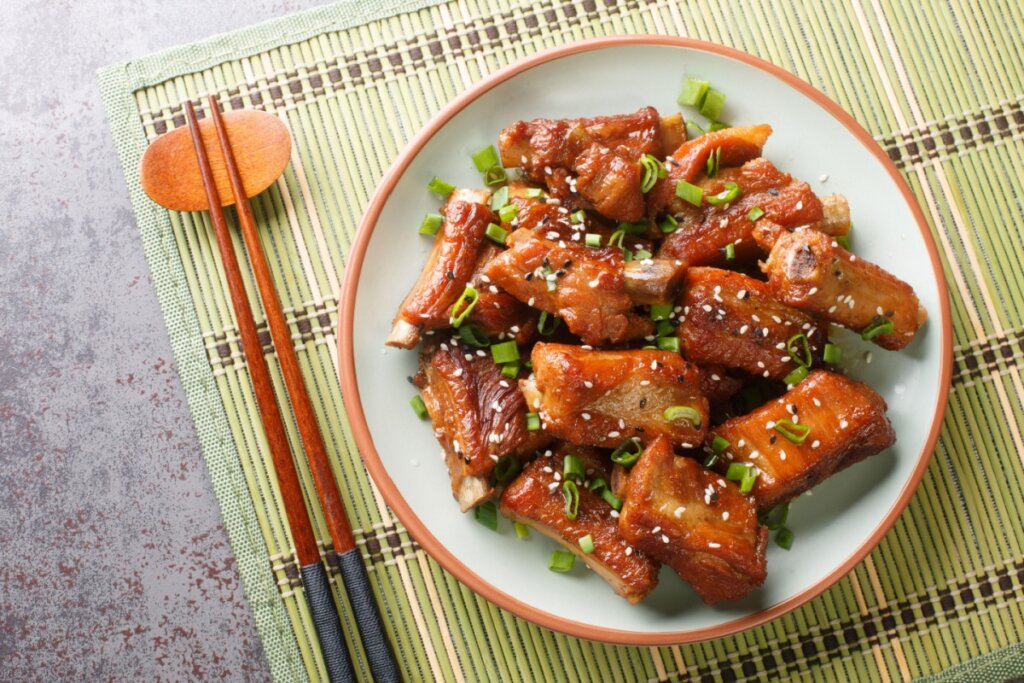 Costela suína com molho barbecue (Imagem: Sérgio Koval | Shutterstock)