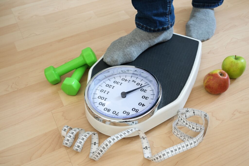 O excesso de peso pode prejudicar a produção natural de testosterona (Imagem: Maren Winter | Shutterstock)