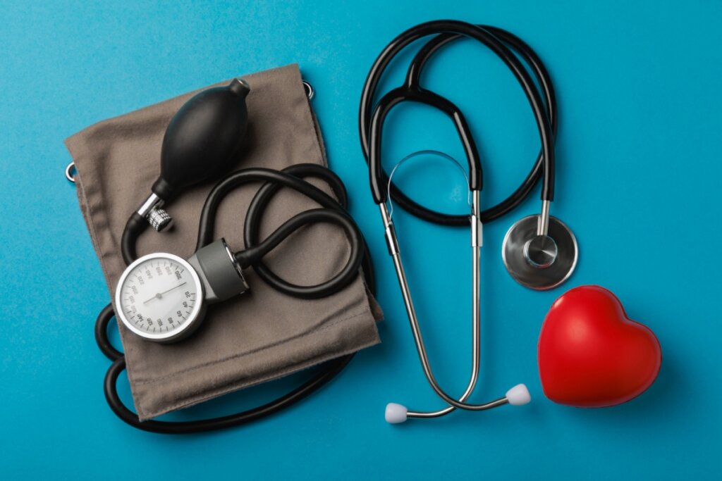 Os exercícios aeróbicos ajudam no tratamento e controle da pressão arterial leve e moderada (Imagem: Avocado_studio | Shutterstock)