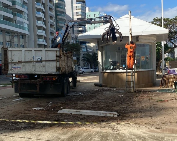 Estruturas de quiosques são demolidas na Praia do Morro, em Guarapari 