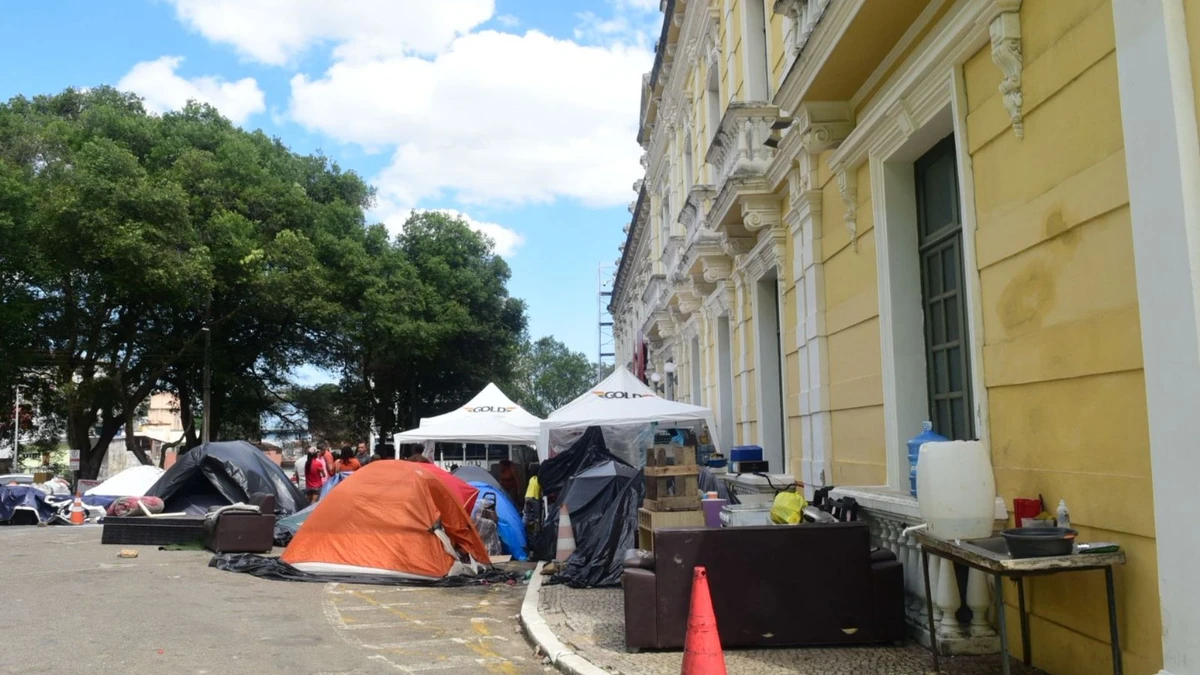 Famílias de Vila Esperança fazem novo protesto em frente ao Palácio Anchieta por Carlos Alberto Silva