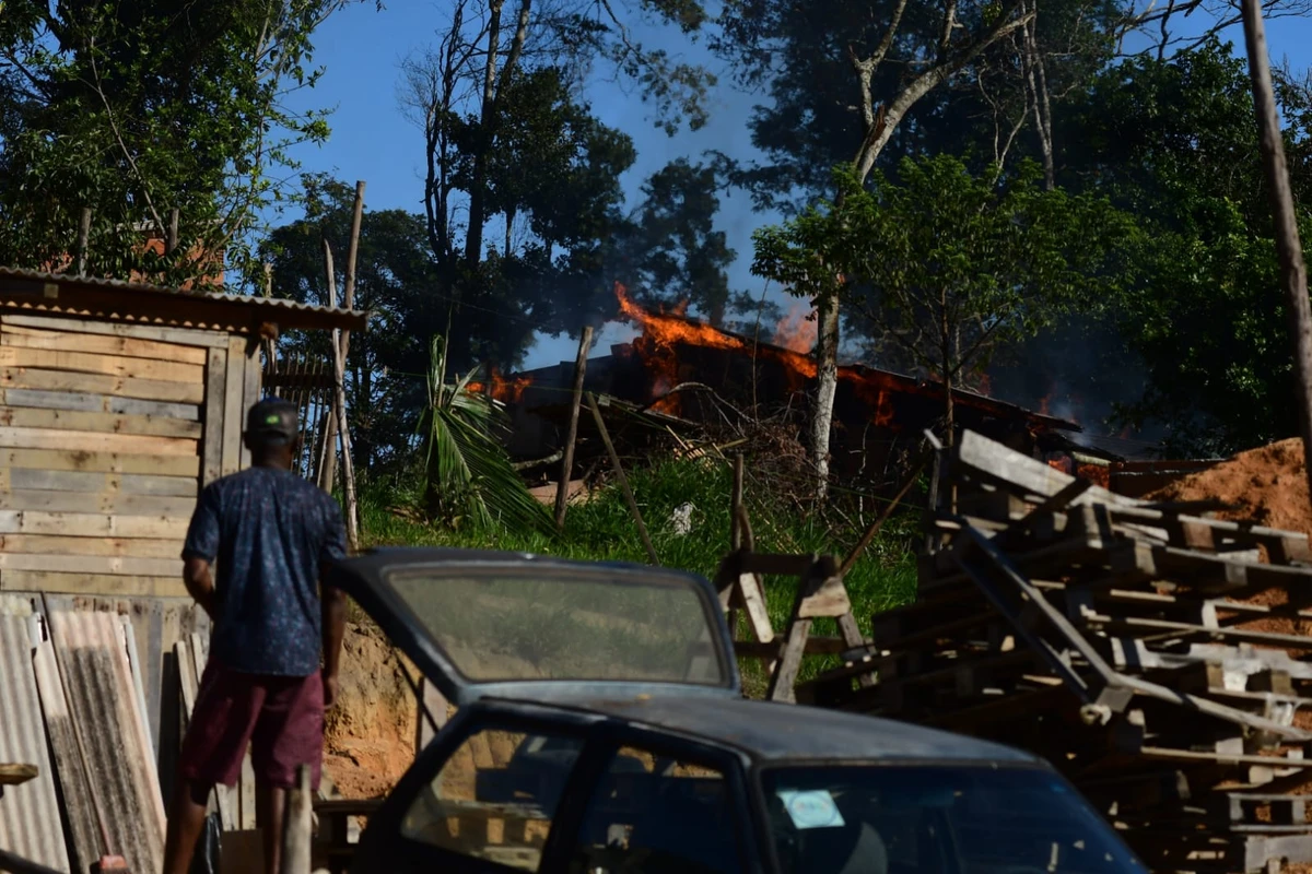 Moradores chegaram a atear fogo em algumas casas na Vila Esperança