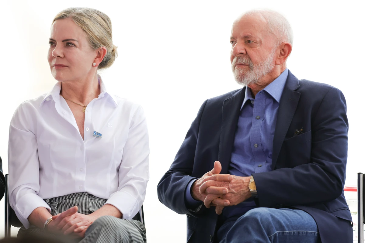 O presidente Luiz Inácio Lula da Silva, acompanhado da ministra de Relações Institucionais, Gleisi Hoffmann