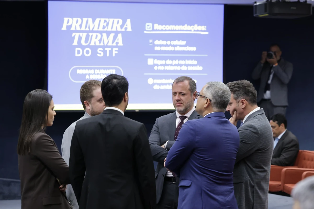 Time de advogados que representam réus durante o terceiro dia de julgamento da trama golpista no STF