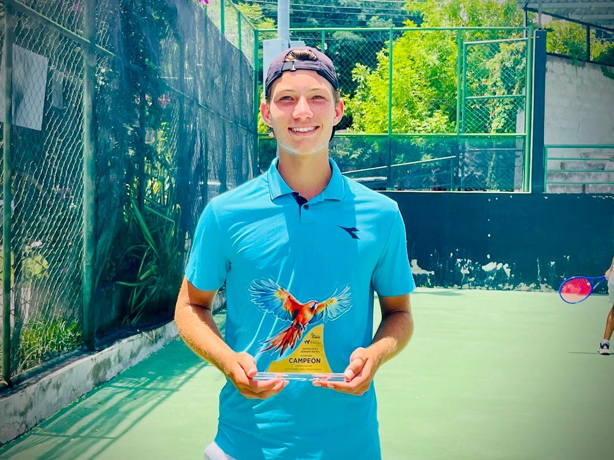 Victor Pignaton com o troféu de simples