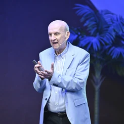 "No olhar dos estrangeiros, a marca Brasil é formado por dois lados opostos e independentes. O paradoxo brasileiro está ancorado em três pilares: caráter afável, hedonismo e elasticidade de regras. O brasileiro é um misto de luz e sombra, de afetividade e passividade"