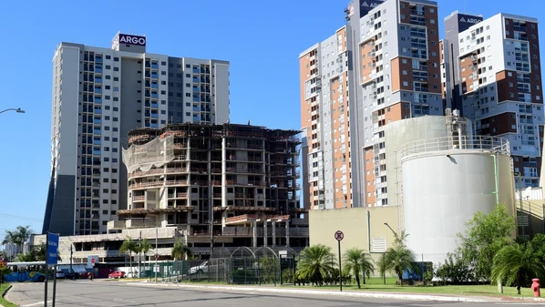 Em que pese o fato de o Brasil ter um dos juros mais altos do mundo, o mercado imobiliário do Espírito Santo segue resiliente e vive bom momento