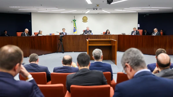 O ministro do STF, terceiro a votar na ação penal da trama golpista, divergiu de Alexandre de Moraes, relator do caso, e Flávio Dino e afastou a condenação do ex-presidente Jair Bolsonaro (PL) e os outros sete réus pelo crime de organização criminosa
