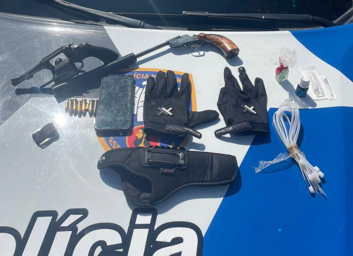 Materiais apreendidos durante a prisão.