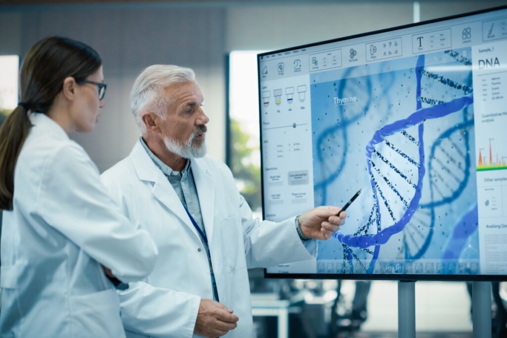 O engenheiro de tecidos e biomateriais trabalha em projetos ligados à medicina regenerativa (Imagem: Gorodenkoff | Shutterstock)