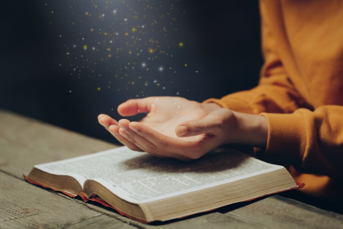Os salmos têm o poder de afastar o mal (Imagem: chayanuphol | Shutterstock)
