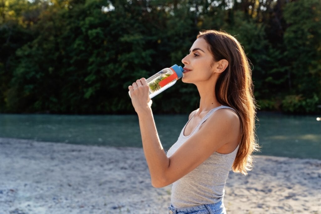 Troque as bebidas industrializadas por água saborizada para reduzir o consumo de açúcar (Imagem: Tatyana Soares | Shutterstock)