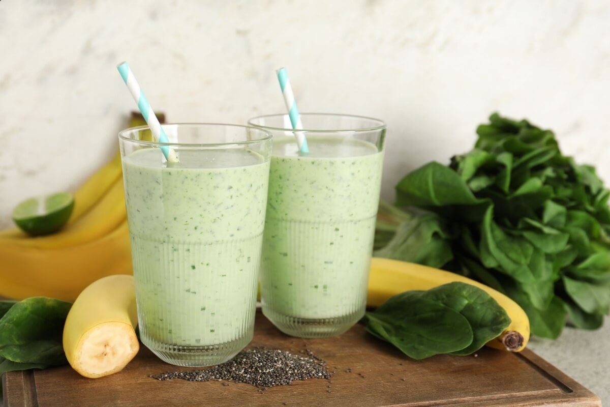Vitamina de banana, espinafre e chia (Imagem: Pixel-Shot | Shutterstock) 