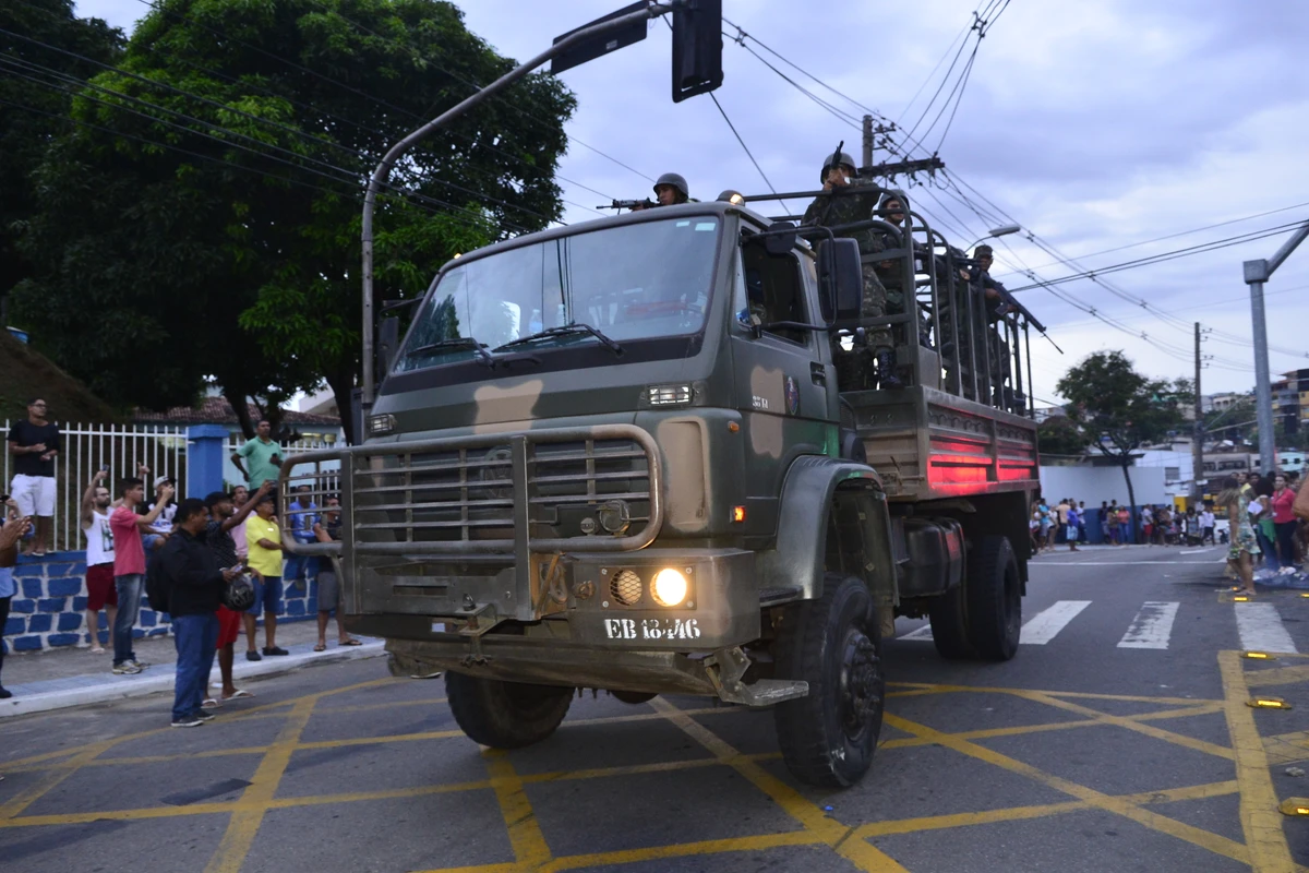 Data: 07/02/2017 - ES - Vitória - Greve da PM - Militares do Exército Brasileiro intervém durante protesto de manifestantes em frente a quartel da Polícia Militar na Avenida Maruípe - Editoria: Polícia - Foto: Guilherme Ferrari - NA